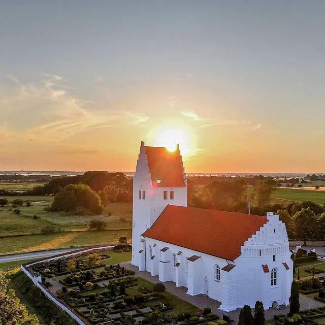 Dronebilleder af Fanefjord Kirke