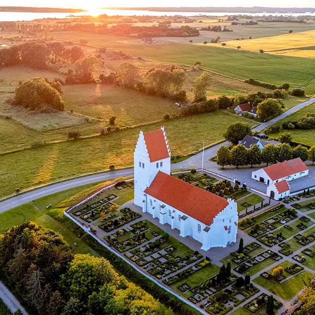 Dronebilleder af Fanefjord Kirke