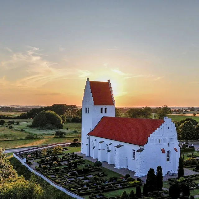 Dronebilleder af Fanefjord Kirke